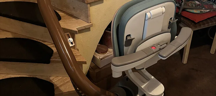 Treppenlift auf einer kurvigen Holztreppe