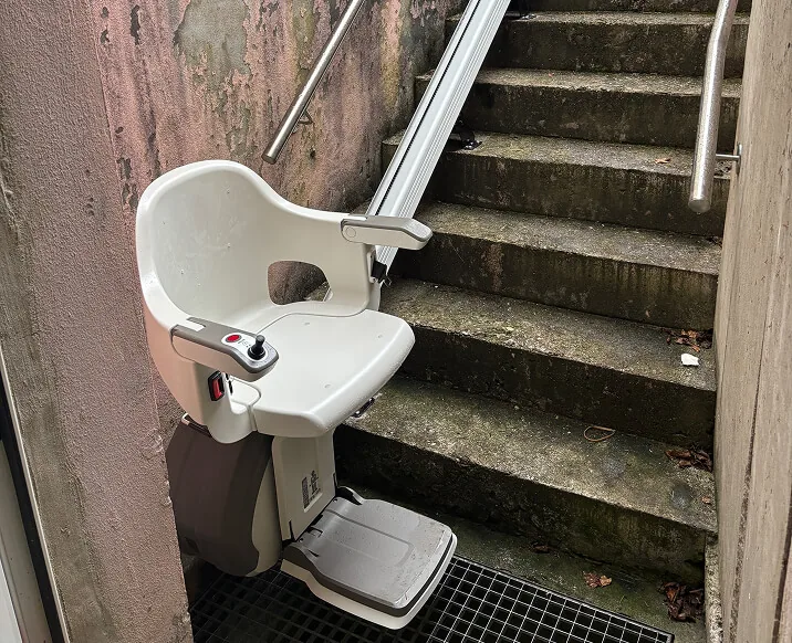 Außentreppenlift an einer Kellertreppe