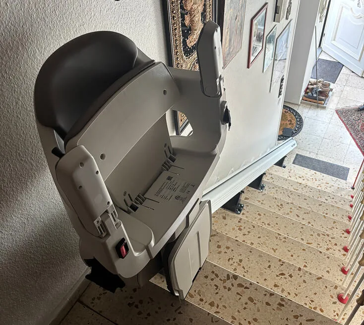 Treppenlift mit hochgeklapptem Sitz