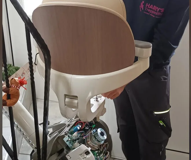 Reparatur an einem Treppenlift